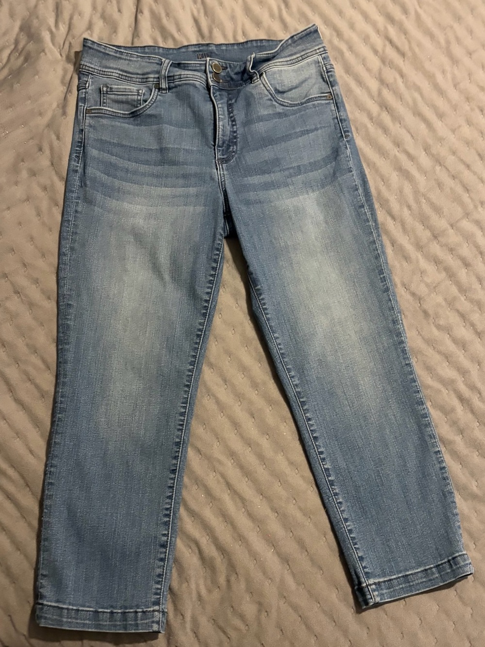 Light Wash Women's Jeans - Classic Straight Fit